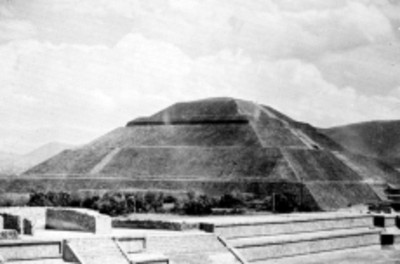 Vista de la Pirámide del Sol desde los basamentos de la Calzada de los Muertos, reprografía