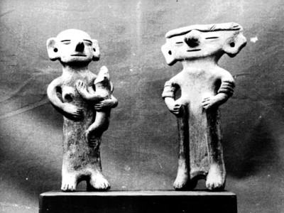 Figuras femenina y masculina de pie, fabricadas en cerámica