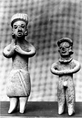 Escultura de mujer y hombre de pie, elaboradas en cerámica