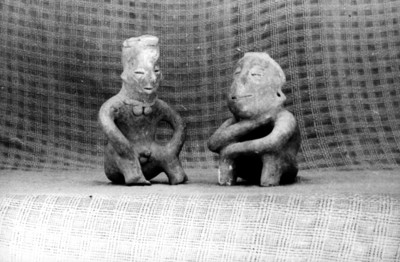 Pareja de mujer y hombre sedentes, elaboradas en cerámica