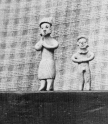 Esculturas de hombre y mujer de pie, procedentes de Colima
