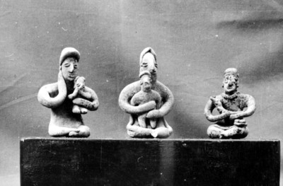 Figurillas antropomorfas sedentes con infantes en los brazos