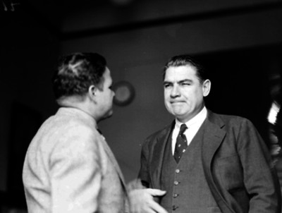 Emilio Azcárraga Vidaurreta conversa con un empresario en una oficina