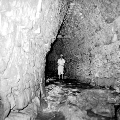 Trabajador en el interior del túnel que conduce a la cripta de Pakal