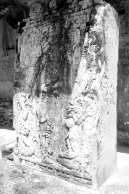Estela maya en restauración, detalle