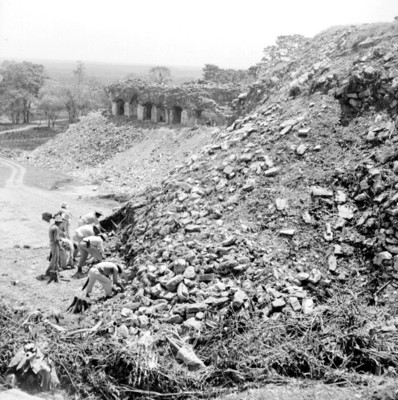 Hombres trabajan en excavación de basamento
