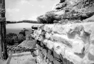 Fachada del Templo de las Inscripciones en restauración, detalle