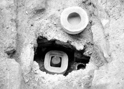 Tepetlacalli y cerámica prehispánica en proceso de excavación