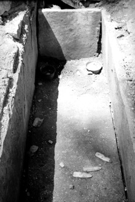 Tumba prehispánica en proceso de excavación, vista