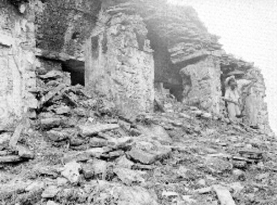 Hombres excavan edificio en ruinas, vista lateral