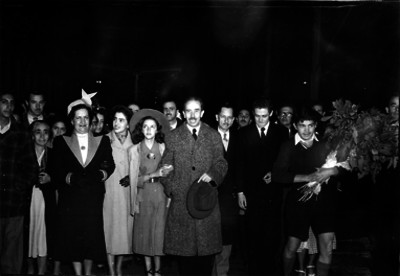 Gustavo Baz y otras personalidades en una ceremonia, retrato de grupo