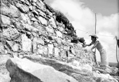 Trabajador restaura escalones en el Templo de las Inscripciones