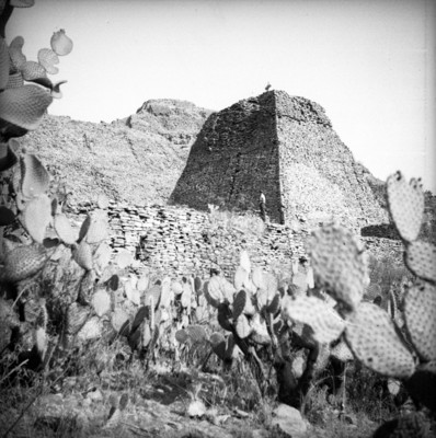 Hombre junto a la Pirámide de la Quemada, reprografía