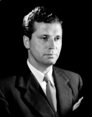 Gustavo León, productor de cine, retrato de tres cuartos de perfil