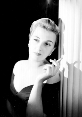 Lucy Gallardo fuma un cigarro