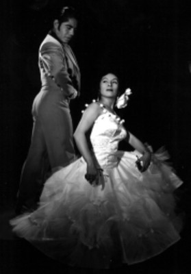 Rosalia y Norberto, con vestuario teatral