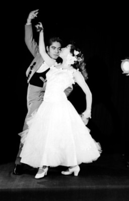 Rosalia y Norberto, en posición de danza