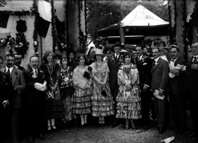 Berna, Marqués, con otras personalidades conviviendo durante una kermess en un parque