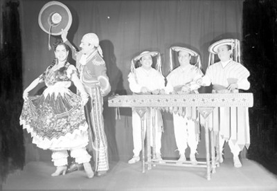 Chabela y Antonio con marimba y grupo musical