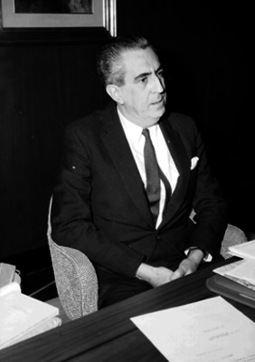 Ignacio Bernal, Médico y Dirtector del Museo de Antropología, en su oficina