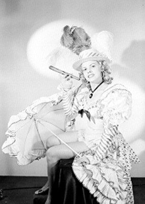 Ninón Sevilla sentada