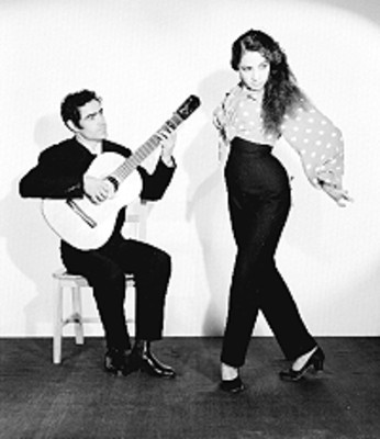 José Muñoz baila acompañada de músico