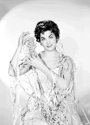 Martha Valdez con racimo de uvas