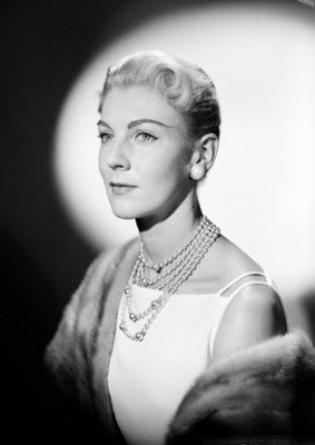 Shirley Winter con collar