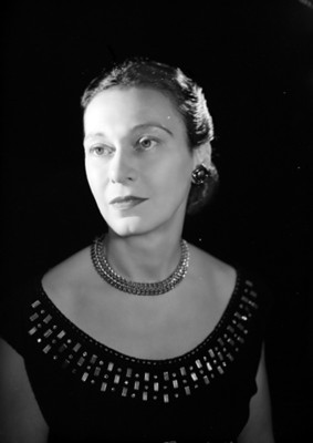 Inés Flores, actriz, porta blusa con aplicaciones de pedrería en el cuello, retrato de tres cuartos de perfil