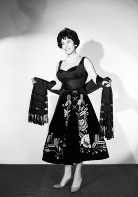 Sátira, vedette, porta vestido de tirantes y rebozo, retrato