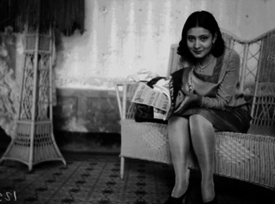 Esposa de Gilberto Bolaños Cacho leyendo una revista en la sala