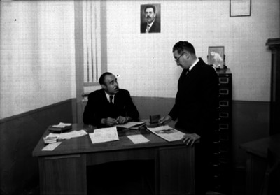 Gilberto Bolaños Cacho y otro médico conversando en su consultorio