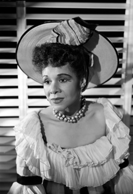 Katherine Dunham, sombrero en la cabeza