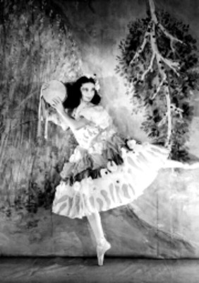 Bailarina de puntas y con pandero, retrato
