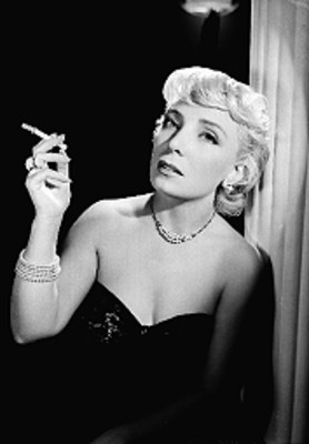 Herminia Llorente fuma un cigarro