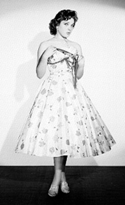 Lilia Guizar, con vestido largo
