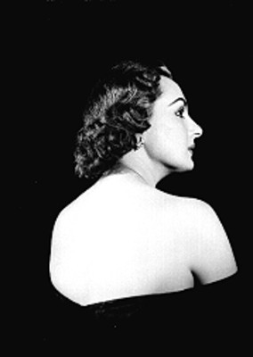 Celia de Alarcón, vedette, con la espalda desnuda, retrato de perfil