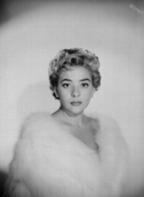 Silvia Pinal, con abrigo