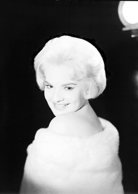 Gina Romand, actriz y vedette, con la espalda desnuda, retrato