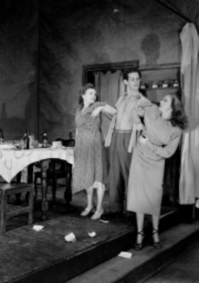 Wolf Rubinskis y dos actrices en la obra: Un tranvía llamado deseo