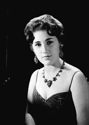 Mari Paz, pianista