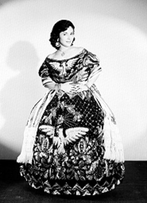 Dora Maria de pie, de frente con vestido de china poblana y rebozo, retrato