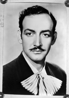 Copia fotografica de Jorge Negrete de frente con saco y corbata de charro, retrato
