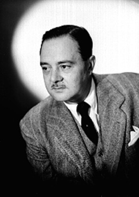 Ramon del Villar de perfil tres cuartos con traje fromal, retrato