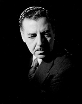 Fernando Soler con rostro la frente y mirada baja, retrato