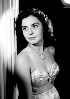 Silvia Derbez, junto a una columna, usa vestido de hombros descubiertos, retrato