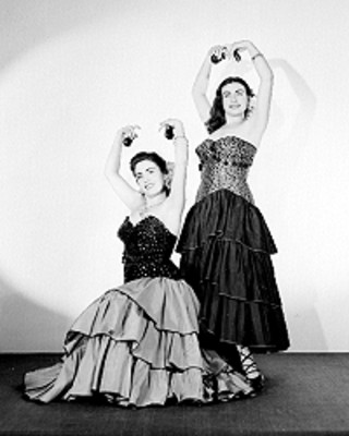 Hermanas Hernandez sostienen castañuelas, retrato