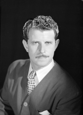 Damian Piza sentado, con rostro al frente, retrato