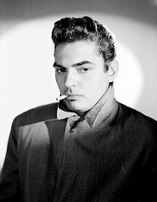 Ricardo Roman fuma cigarrillo, retrato