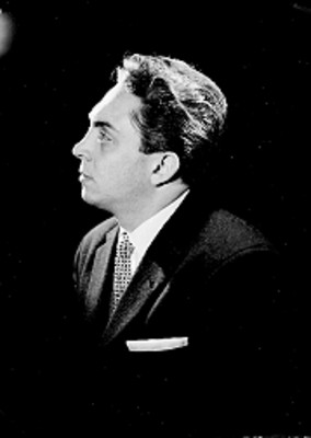 Ecole Bertolino, cantante, viste de traje y corbata, retrato de perfil